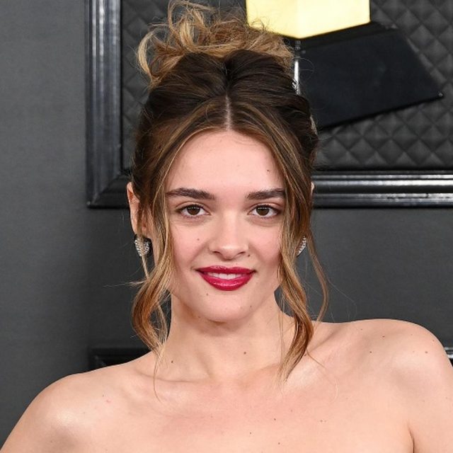 シャーロット・ローレンス、ギリギリすぎる究極の美脚ドレス