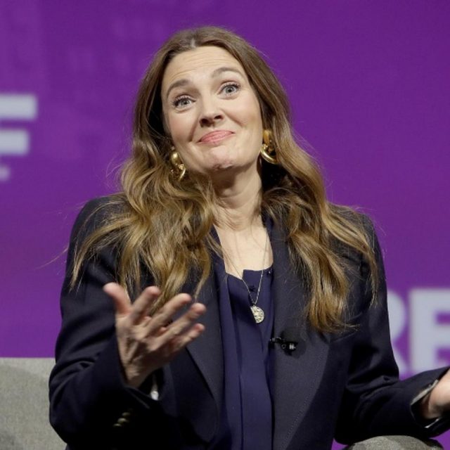 ドリュー・バリモア、マッチングアプリで「騙された」ことを告白