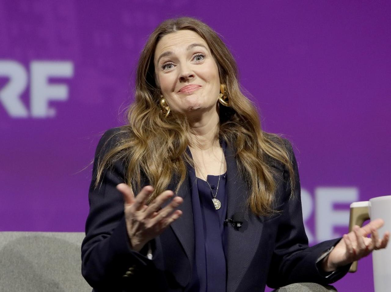 ドリュー・バリモア、マッチングアプリで「騙された」ことを告白