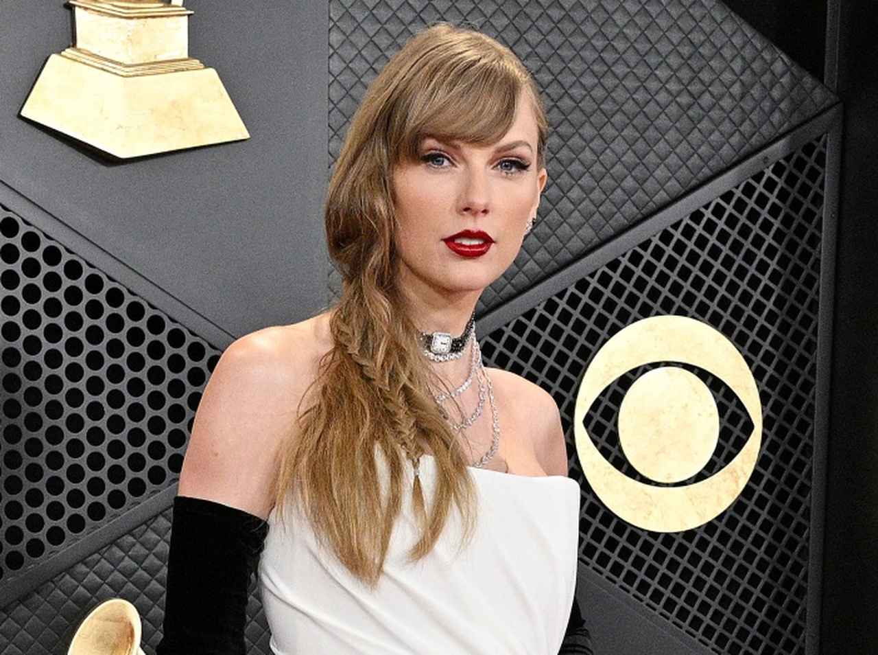 テイラー・スウィフト、来日直前に250万円超えのドレスを着て”直瓶”