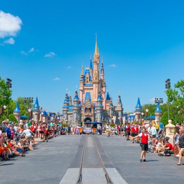 ディズニーランドでゲストが「46年前に購入したチケット」で入園を試みる