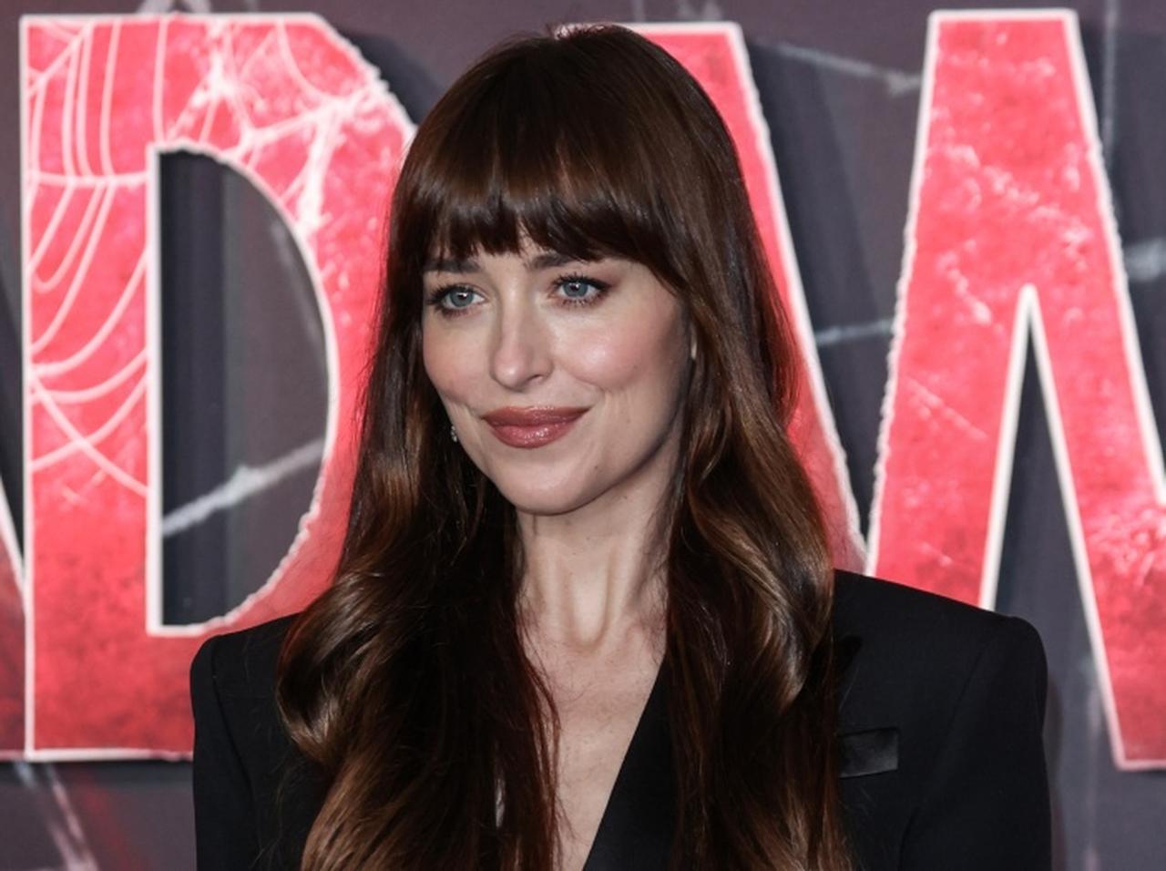 ダコタ・ジョンソン、『マダム・ウェブ』仕様のドレスは350万円超え