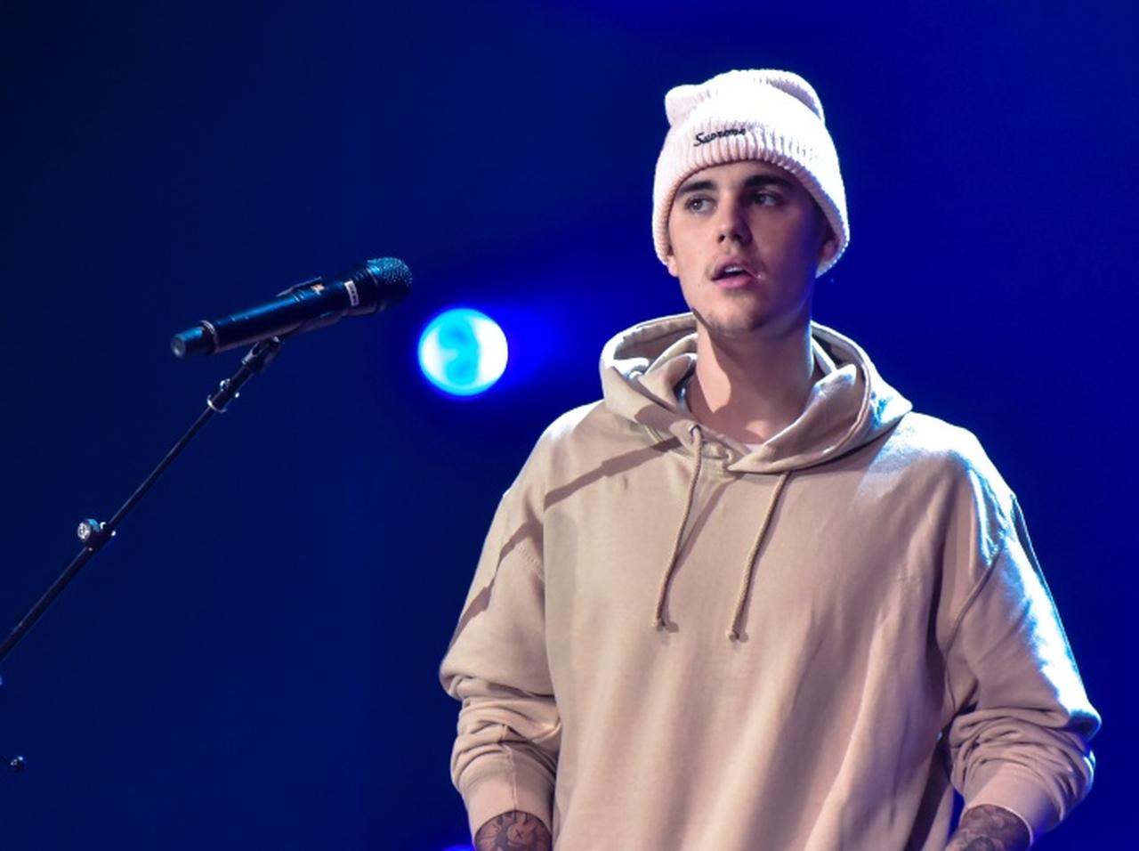 アッシャー、ジャスティン・ビーバーをめぐってジャスティン・ティンバーレイクと「争奪戦」を繰り広げた