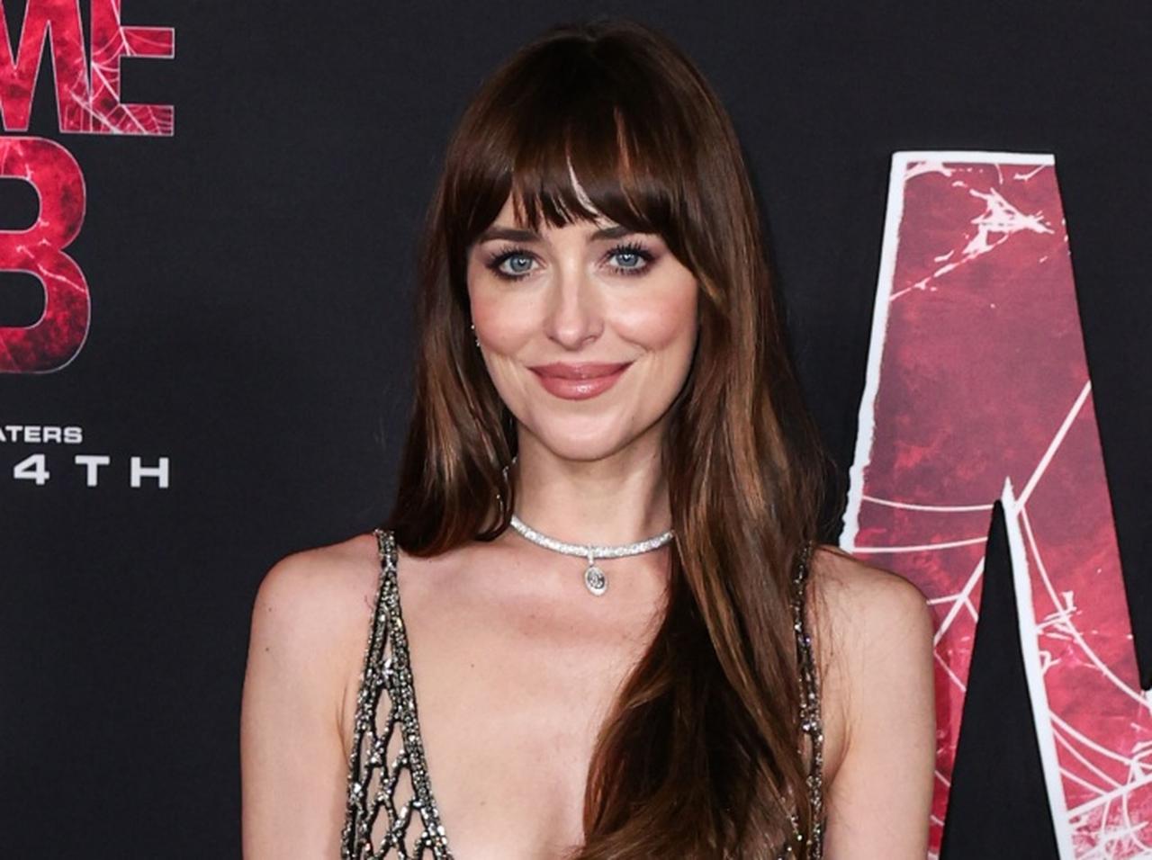 『マダム・ウェブ』ダコタ・ジョンソン、コールドプレイのクリス・マーティンと“ラブラブ旅行”