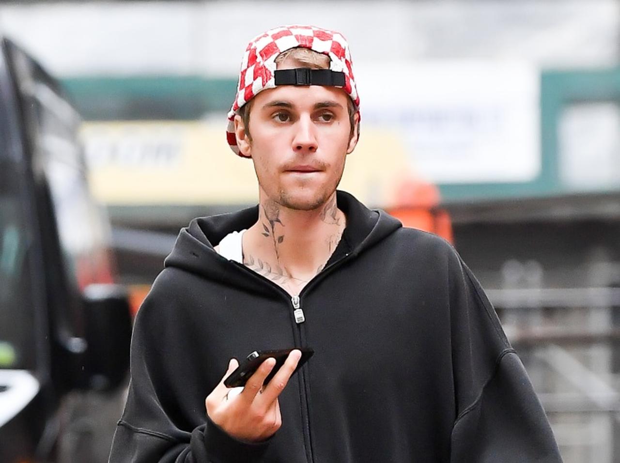 ジャスティン・ビーバーが恩師アッシャーからのスーパーボウルのハーフタイムショーでの“共演オファー”を断った理由