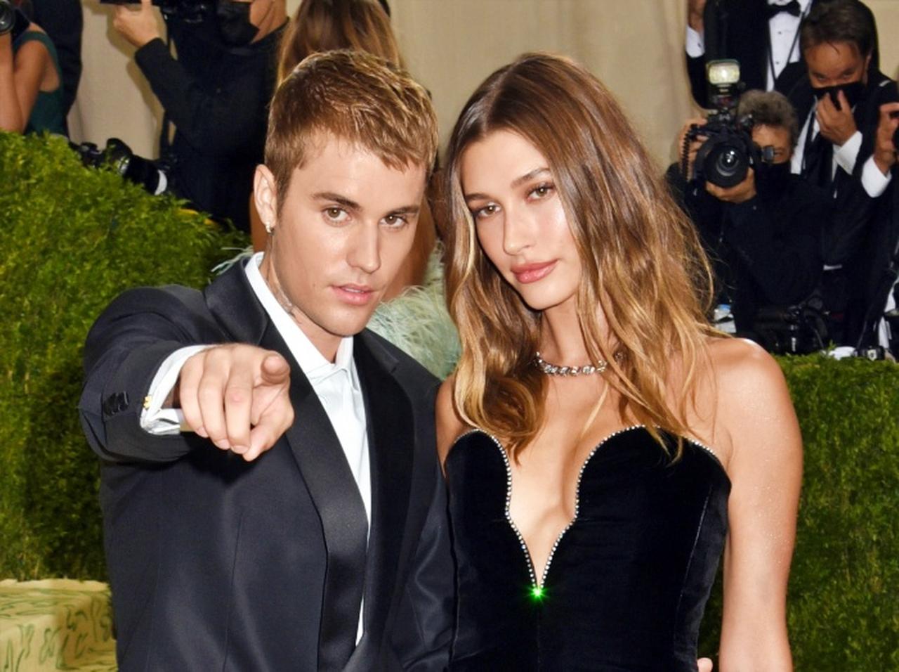 ヘイリー・ビーバー、ジャスティン・ビーバーとの「結婚生活をめぐる噂」に反応