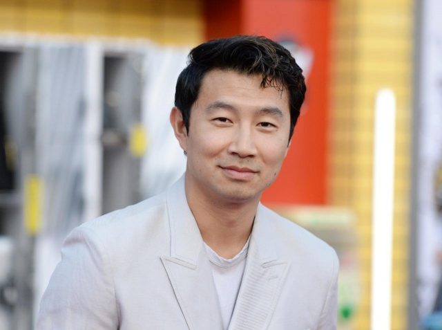 MCU初のアジア系ヒーローが日本でプリクラにチャレンジ