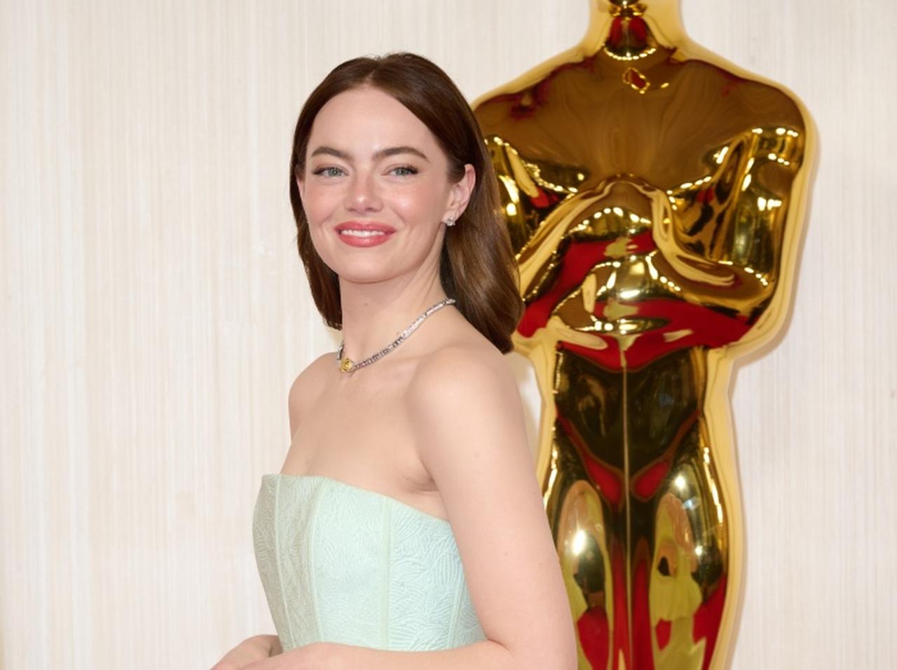 エマ・ストーンのドレスに起きたハプニングはライアン・ゴズリングのせい!?【アカデミー賞2024】