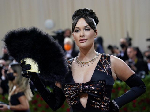 生放送中のテレビ番組で髪についていたものにザワザワ、グラミー賞受賞シンガー