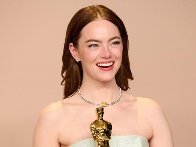 エマ・ストーン、セックスシーンをネタにしたジョークを聞いて隣にいた夫に「何」と言った？【アカデミー賞2024】