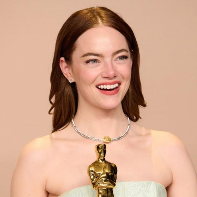 エマ・ストーン、セックスシーンをネタにしたジョークを聞いて隣にいた夫に「何」と言った？【アカデミー賞2024】
