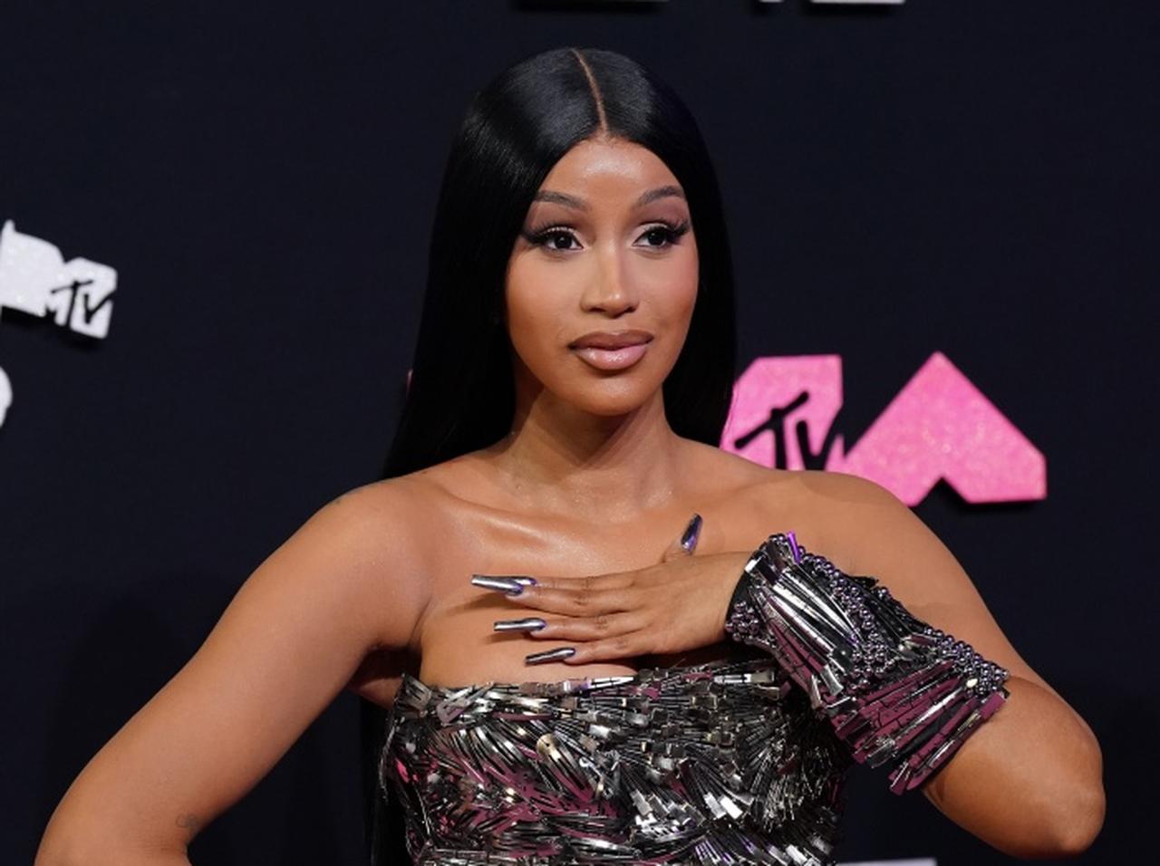 カーディ・B、世間の声や評価を気にするあまり「何もかもが怖くてしょうがなかった」と告白