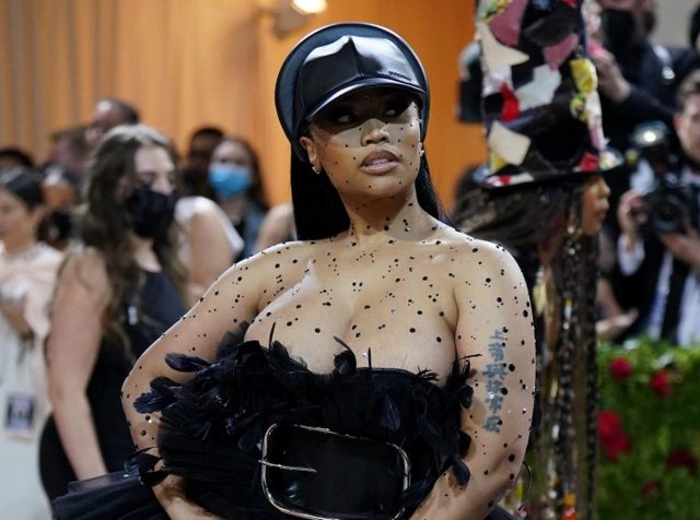 ニッキー・ミナージュ、コンサートで胸をポロリ