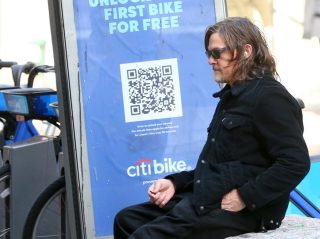 ニューヨークの街角でひと息つく男性の「正体」は超人気俳優