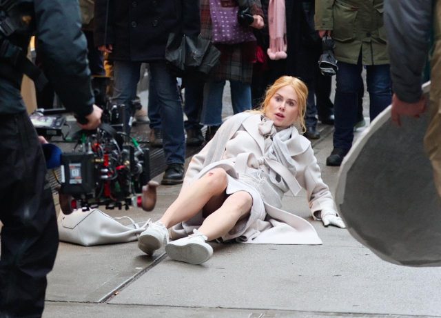 ニコール・キッドマンがニューヨークの街中で転ぶ、新作映画の撮影現場をキャッチ
