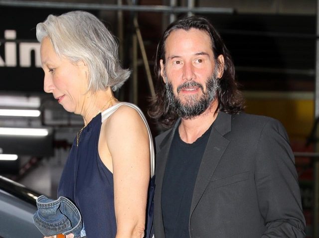 キアヌ・リーブス、映画の撮影現場で恋人とキスしているところを目撃される