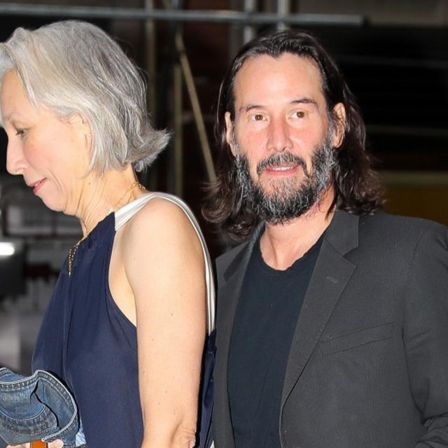 キアヌ・リーブス、映画の撮影現場で恋人とキスしているところを目撃される