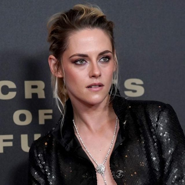 ハイレグすぎる衣装に注目が集まる、クリステン・スチュワートがプレミアに出席