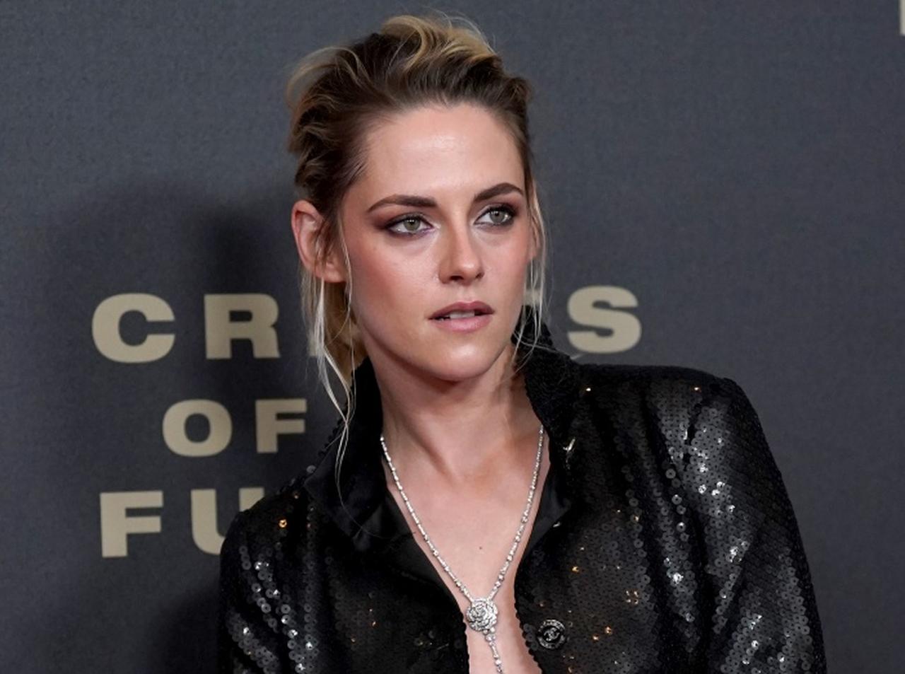 ハイレグすぎる衣装に注目が集まる、クリステン・スチュワートがプレミアに出席