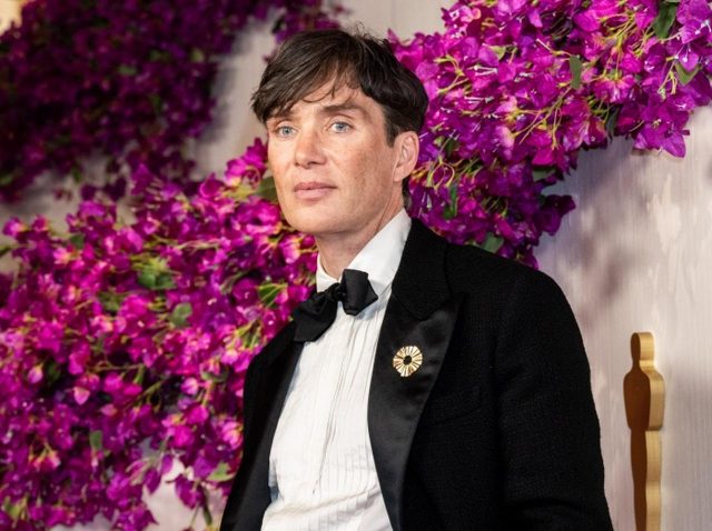 『オッペンハイマー』キリアン・マーフィーが主演男優賞を受賞、妻と熱いキスを交わす【アカデミー賞2024】