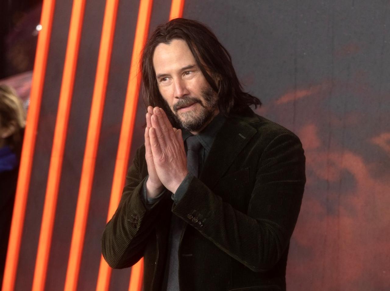 キアヌ・リーブス、髪の毛をバッサリ切ってイメチェン！新しい作品に挑む