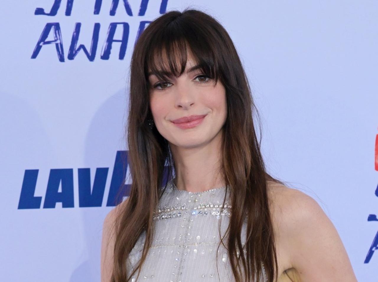 アン・ハサウェイ、若い頃に「慢性的なストレス」を抱えていた