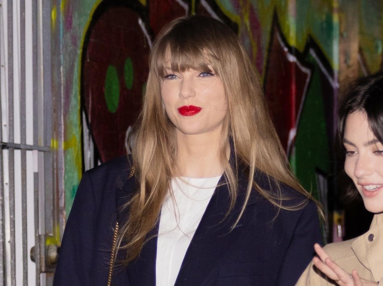 テイラー・スウィフト&トラビス・ケルシーがジジ・ハディッド&ブラッドリー・クーパーと「Wデート」をしたと彼ママが明かす