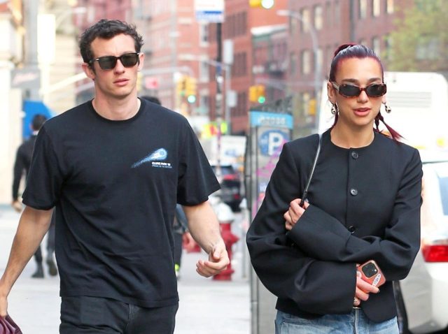 デュア・リパ、恋人とのラブラブすぎる“スマホのロック画面”が可愛すぎる