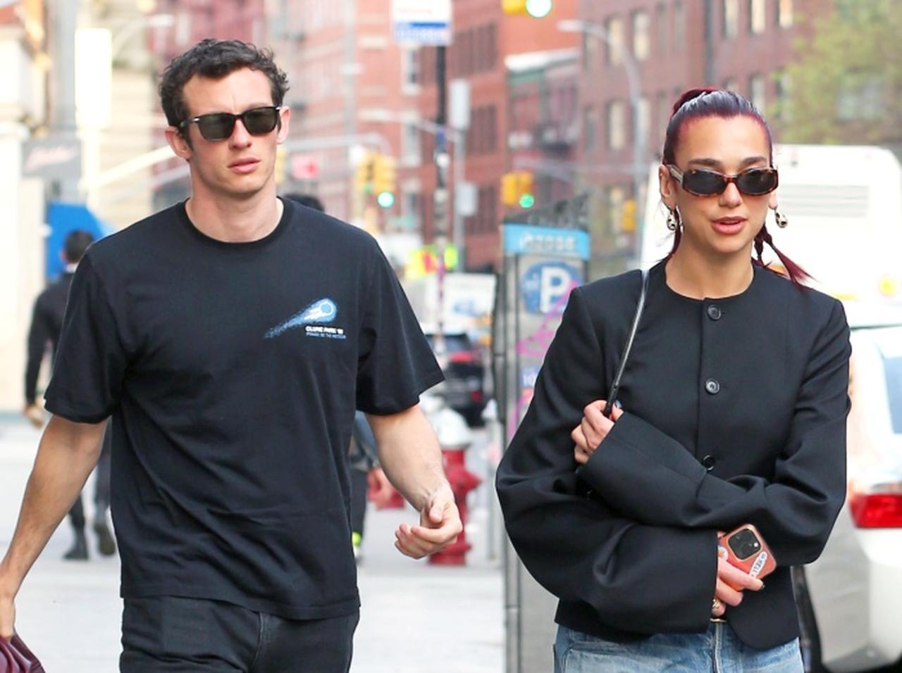 デュア・リパ、恋人とのラブラブすぎる“スマホのロック画面”が可愛すぎる