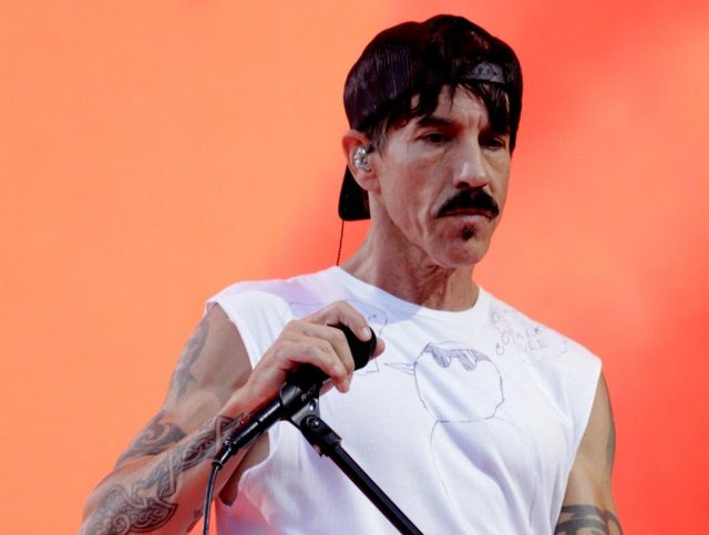 レッチリのアンソニー・キーディス、信号無視で切符を切られる