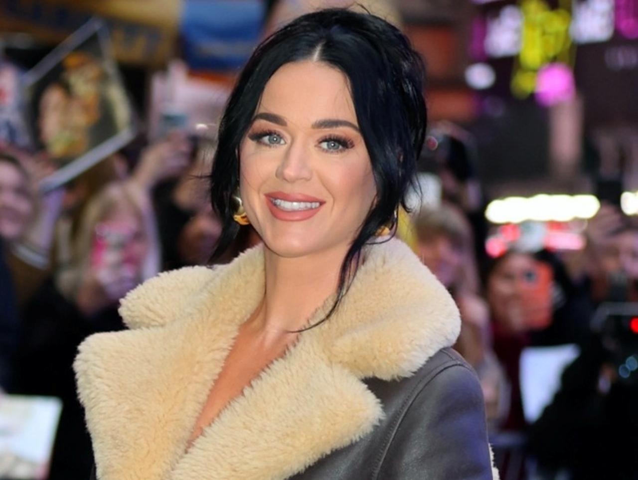 ケイティ・ペリー、バッグの「中身」に注目が集まる