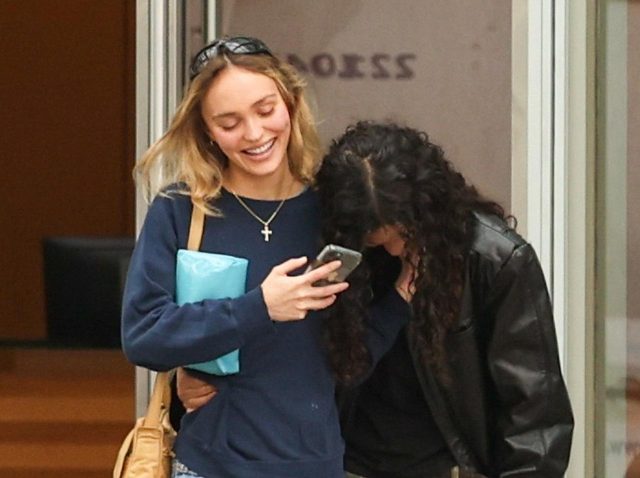 リリー・ローズ・デップがガールフレンドと来日、セブンイレブンへ