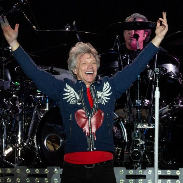 ボン・ジョヴィの楽曲で盆踊りをする「盆ジョヴィ」が逆輸入
