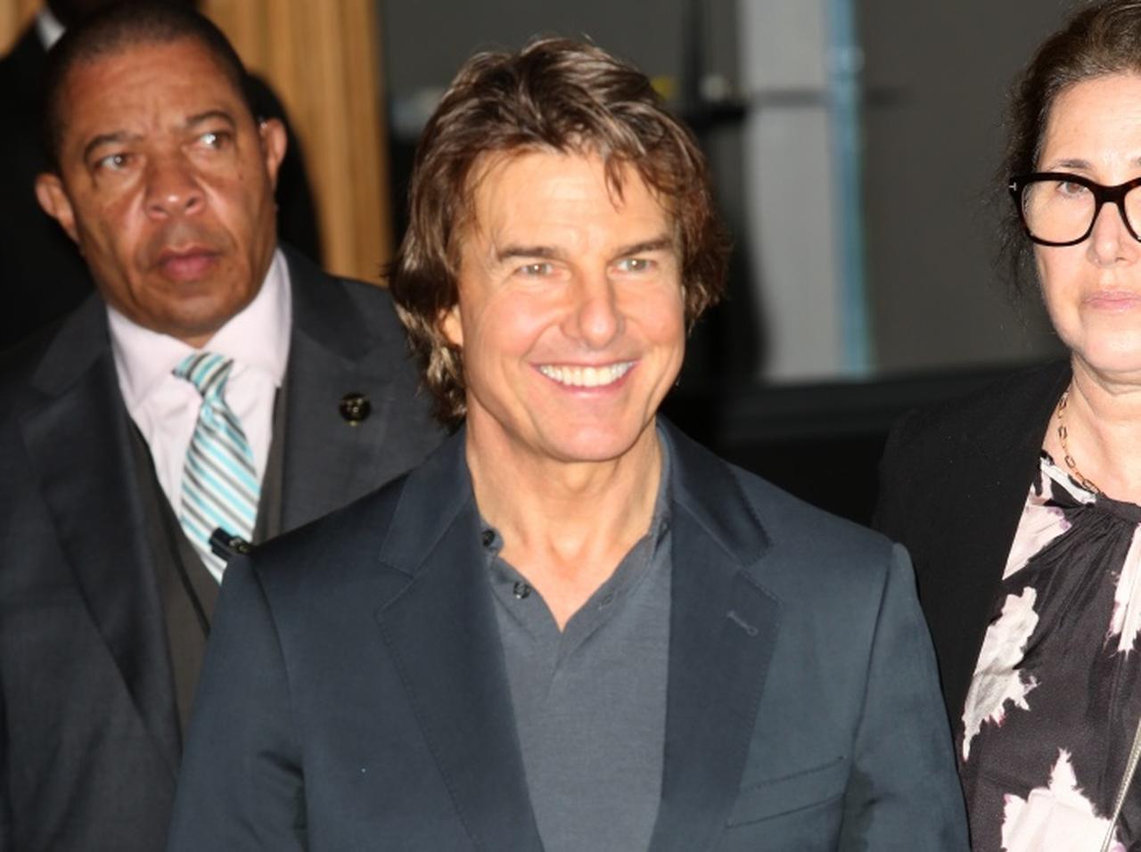 トム・クルーズ、目の前で転んだパパラッチにすかさず駆け寄り助ける【写真アリ】