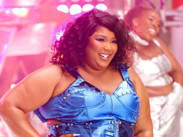 リゾが36歳の誕生日を日本で過ごす、ヘリポートでの大胆写真も公開