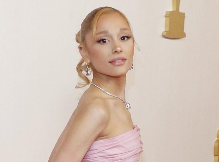 アリアナ・グランデと新恋人の秘蔵写真を『ウィキッド』共演者が公開