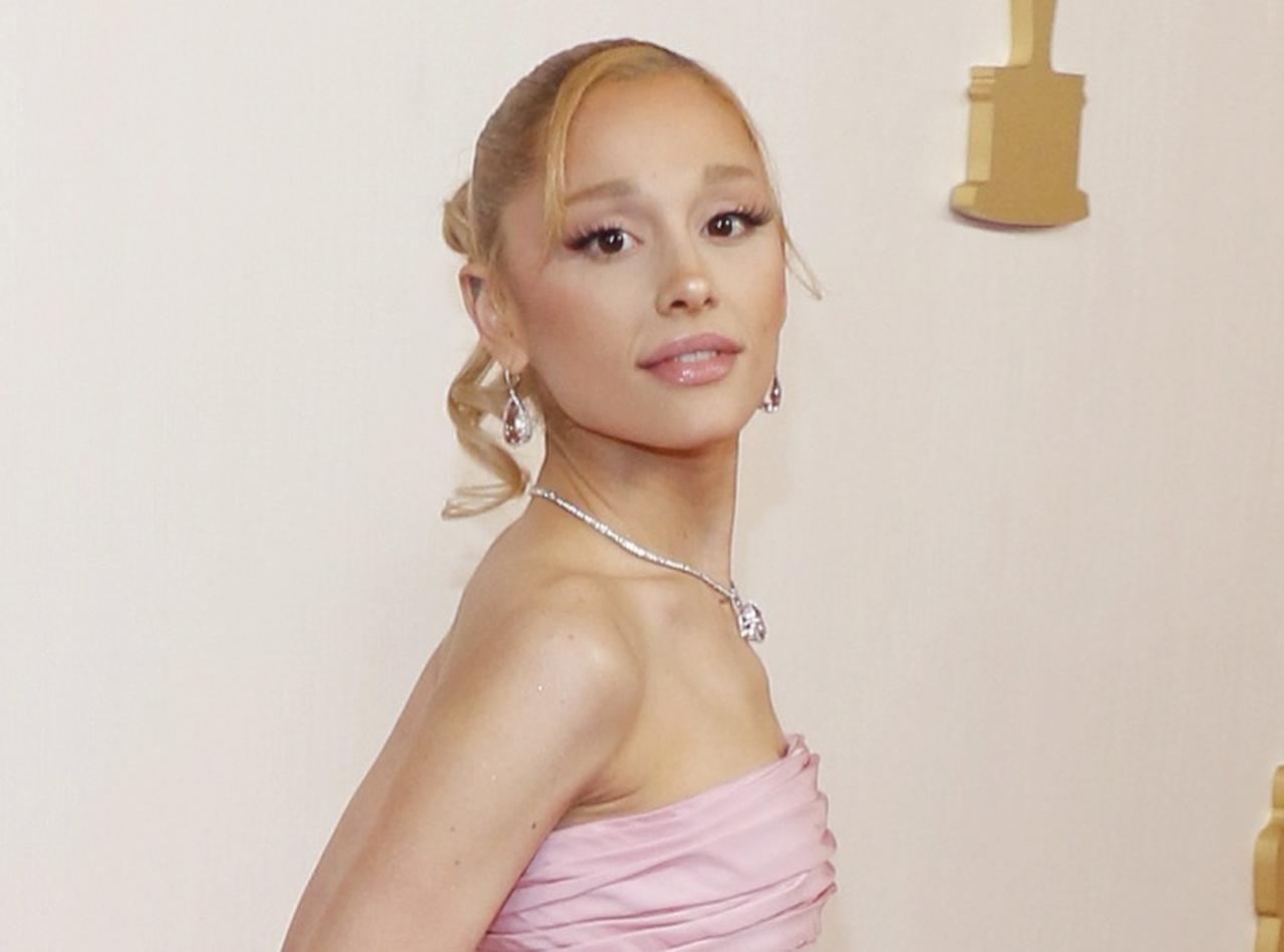 アリアナ・グランデと新恋人の秘蔵写真を『ウィキッド』共演者が公開