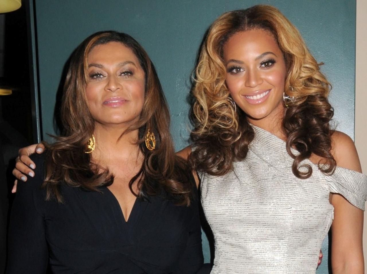 ビヨンセ70歳母、ビヨンセがツアーで着用した“おさがり”を着てイベントへ