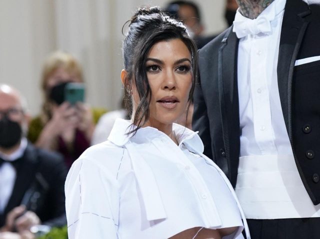 4児の母コートニー・カーダシアン、新米ママに「産後の体型戻し」についてメッセージ