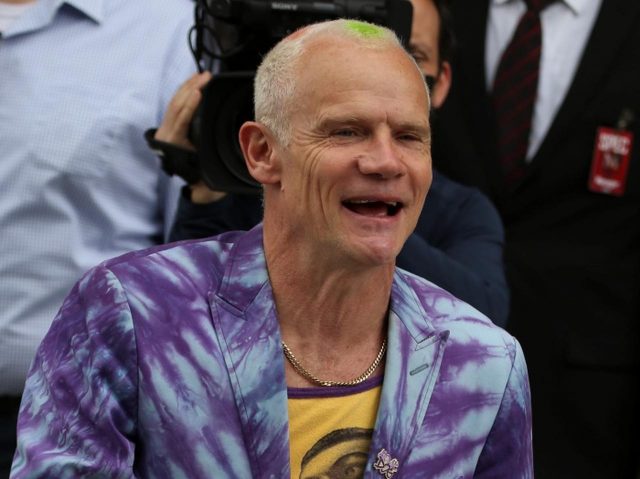 レッド・ホット・チリ・ペッパーズのフリー、スマホを持っていない理由