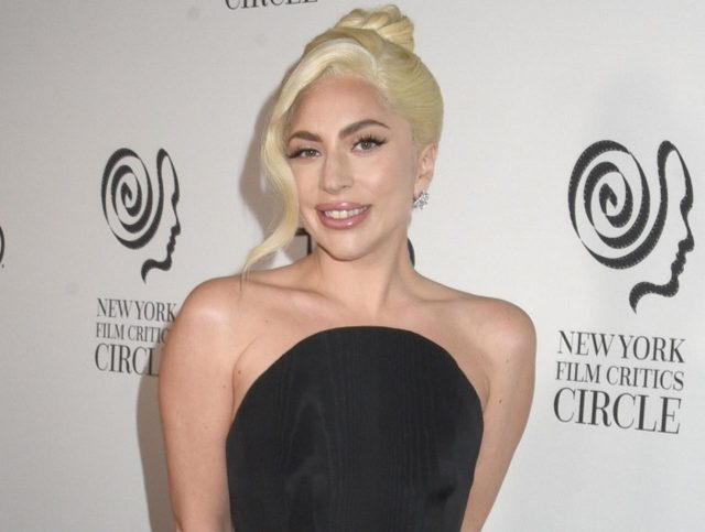 3回目の婚約か、レディー・ガガの左手薬指に巨大なダイヤモンドの指輪がキラリ