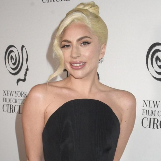 3回目の婚約か、レディー・ガガの左手薬指に巨大なダイヤモンドの指輪がキラリ