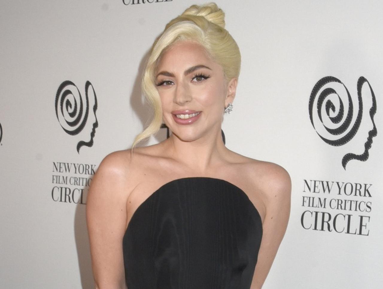 3回目の婚約か、レディー・ガガの左手薬指に巨大なダイヤモンドの指輪がキラリ