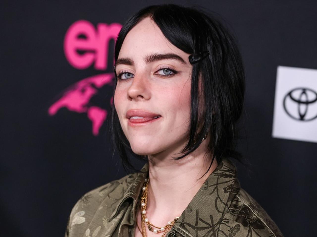 ビリー・アイリッシュ、コーチェラで仲良しのユーチューバーとキス