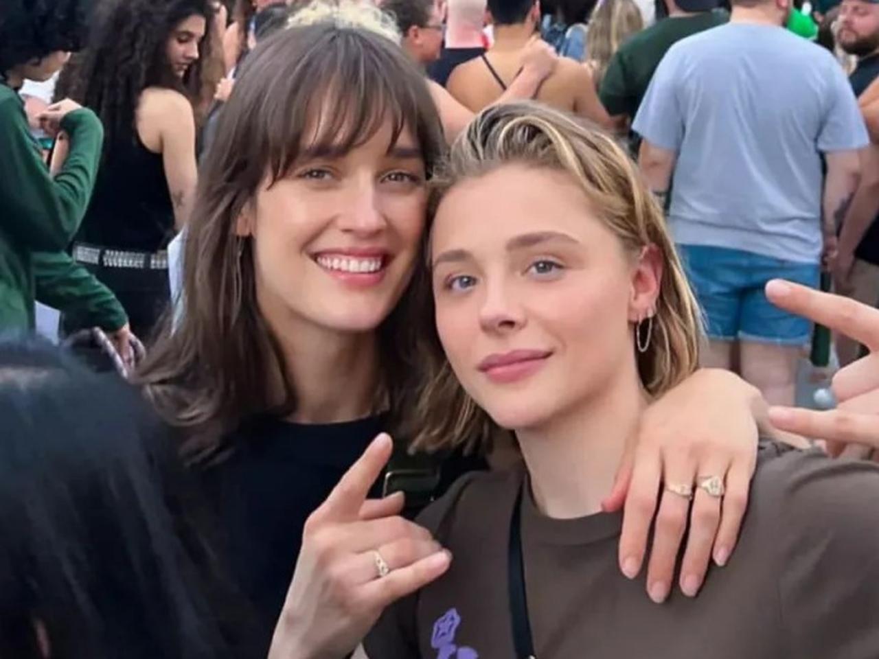 クロエ・モレッツがモデル彼女と婚約?左手薬指の指輪が話題に