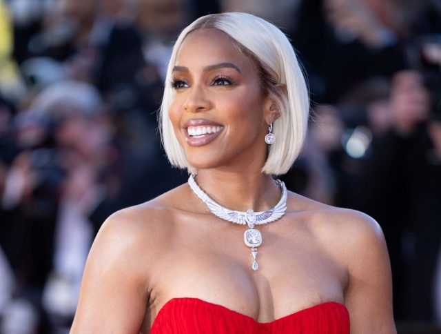 カンヌ国際映画祭のレッドカーペットでスタッフに怒り、ケリー・ローランドの姿が話題に