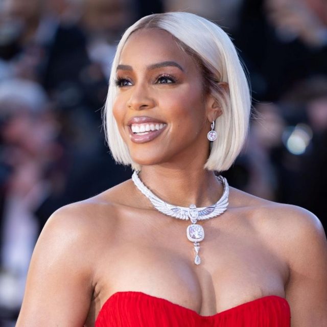 カンヌ国際映画祭のレッドカーペットでスタッフに怒り、ケリー・ローランドの姿が話題に