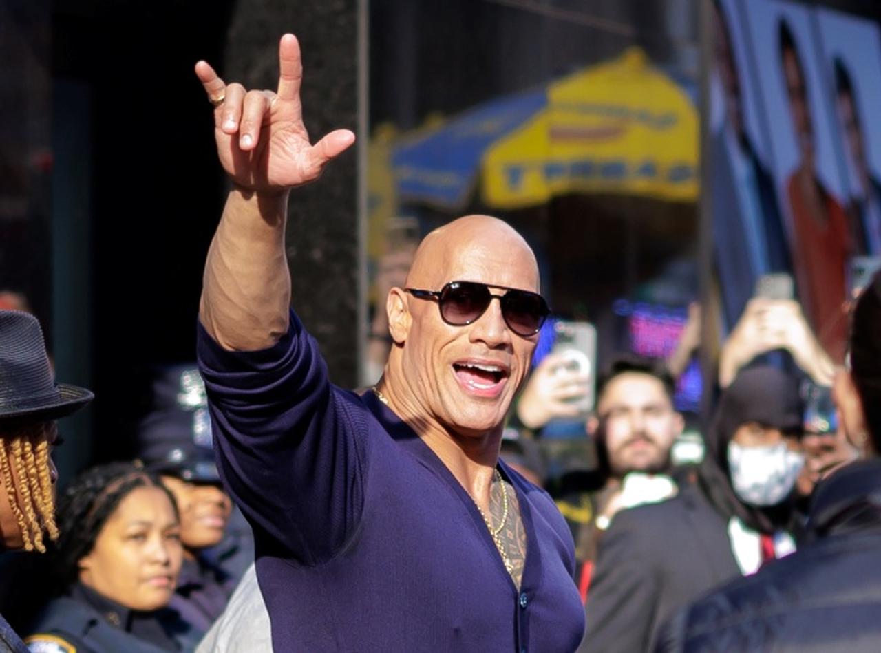 ドウェイン・ジョンソンが別人に、伝説のレスラーであるマーク・ケアーになりきる