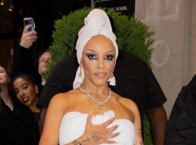 英イケア、人気セレブの“バスタオルルック”をイジる