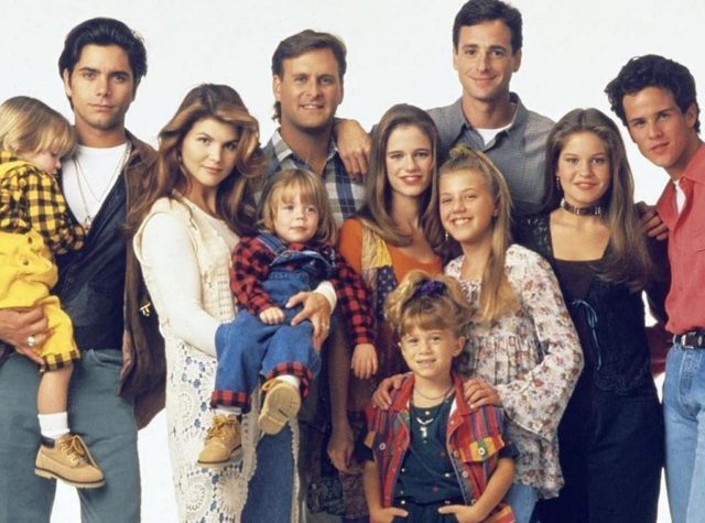 オルセン姉妹含む『フルハウス』キャストが全員集合、久々の「家族写真」が話題